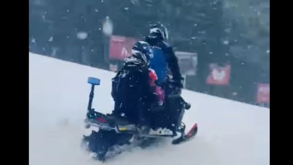 O femeie a făcut ATAC DE PANICĂ pe pârtia din Predeal! Ea și fiica sa de 8 ani, coborâte cu snowmobilul de către jandarmi - FOTO&VIDEO