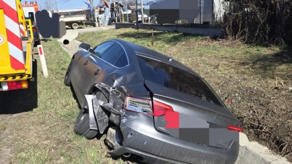 Accident grav în Mioveni. O persoană a fost rănită după ce două mașini s-au ciocnit violent 