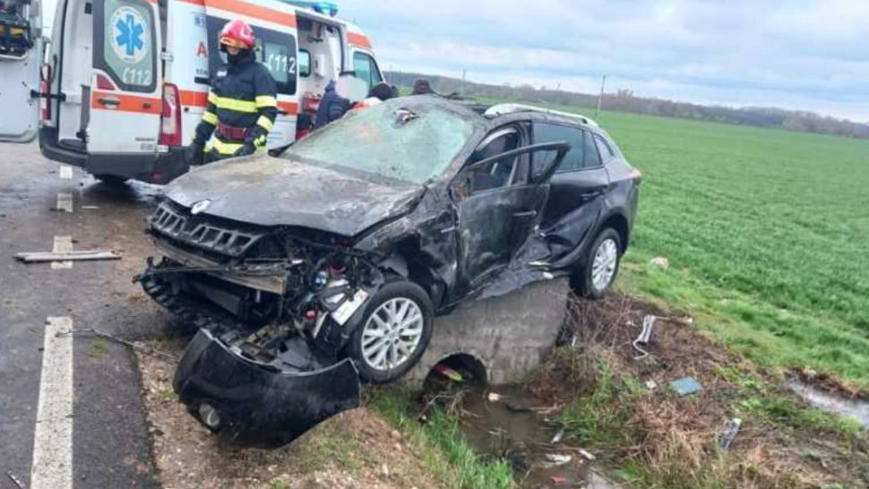 Accident grav pe drumurile din Argeș. Un om a murit, doi au fost transportați de urgență la spital în stare gravă