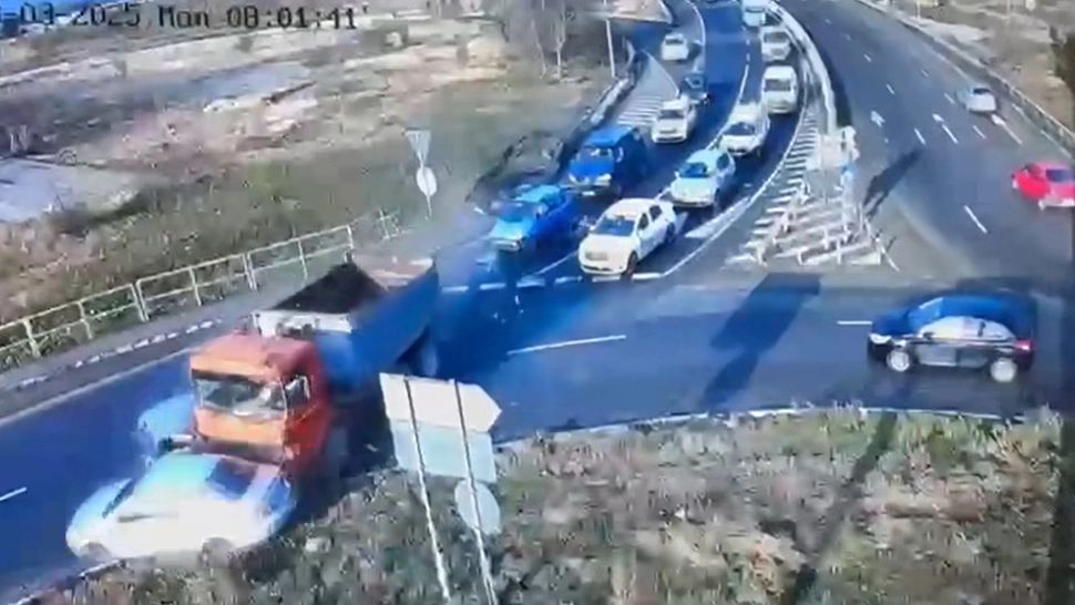 Imagini șocante într-un giratoiu spre Autostrada Soarelui. Un camion scăpat de sub control a lovit totul în cale- VIDEO