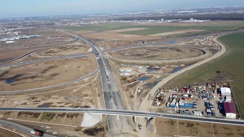 Ultimul “hop” al autostrăzii A0 Sud Lot 3 a fost depășit: AKTOR a finalizat instalarea grinzilor la pasajul Țegheș - FOTO