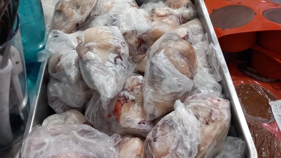 Alertă la nivel național! Carne de porc infestată și conserve de pui neconforme descoperite la un producător din Ilfov