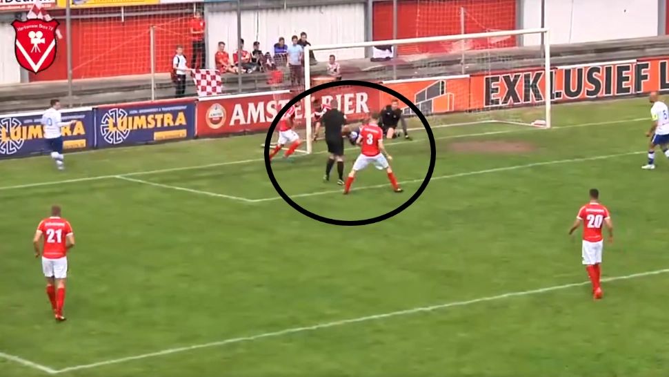 Cea mai tare fază din fotbal. Arbitrul a dat gol și tot el l-a validat - VIDEO