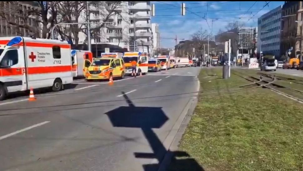 Alertă în Germania. Un autoturism a intrat într-un grup de oameni. O persoană a murit, alte câteva sunt rănite - VIDEO