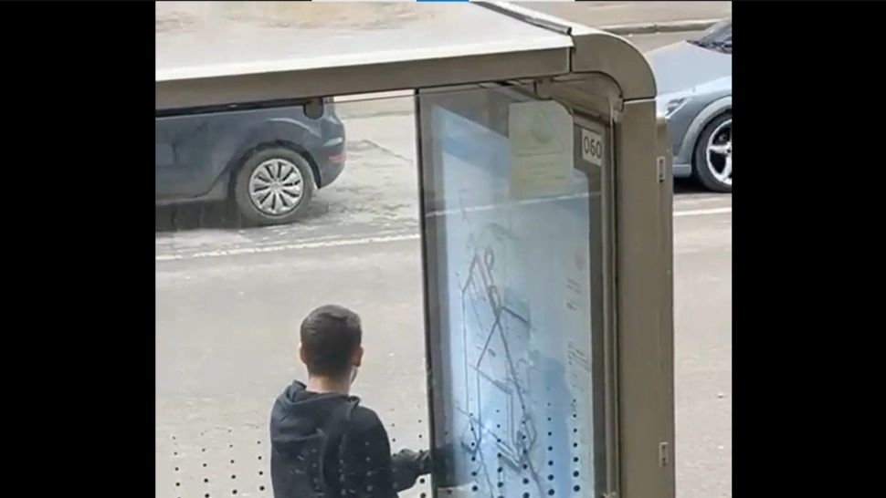 Scene de sex cu un tânăr excitat și un PANOU dintr-o stație de autobuz din Constanța - VIDEO