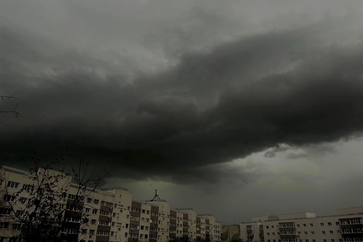 România, lovită de FURTUNI! Val de avertizări cod PORTOCALIU și ROȘU. Urgie și în București, sunt pagube raportate de ISU. Un om a murit lovit de copac - GALERIE FOTO