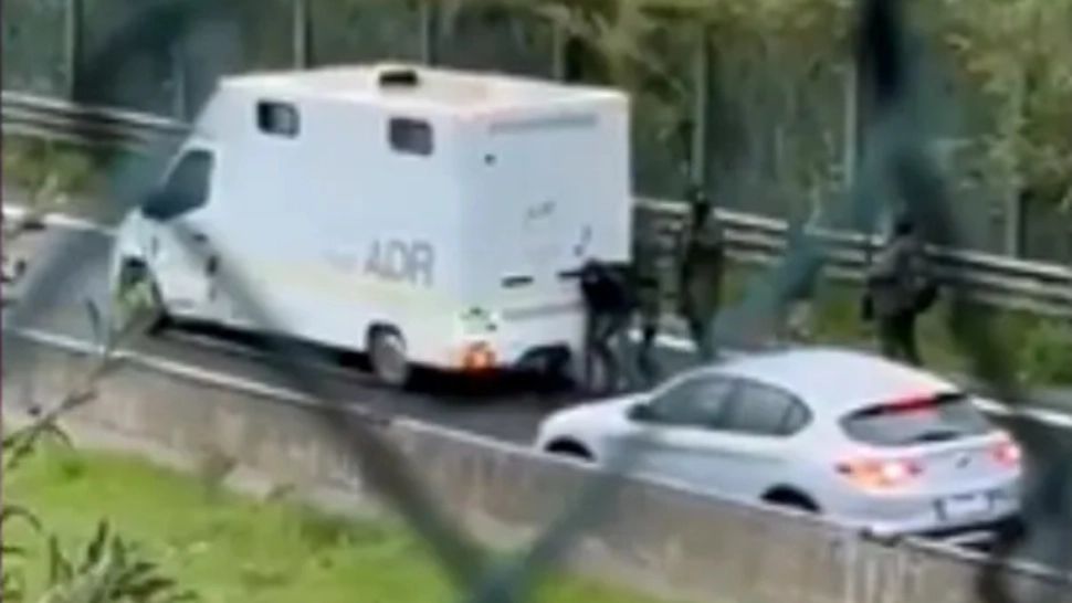 VIDEO - Un comando înarmat până în dinți a furat milioane de euro din două vehicule blindate. Întreaga scenă a fost filmată