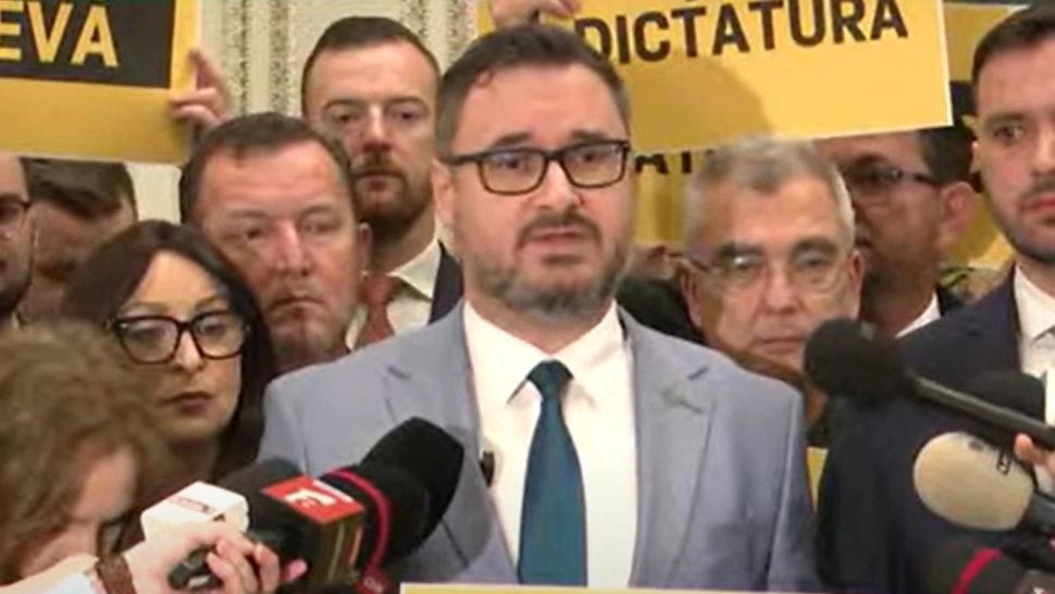 AUR îi cere lui Becali să demisioneze din Parlament. Dan Tănasă: Un bufon sinistru.  Ar fi cazul să ne demonstreze că nu este și milog!