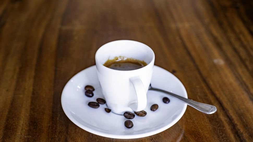 Câtă cafea este indicat să bem într-o zi. Ce se întâmplă când depășim cantitatea recomandată