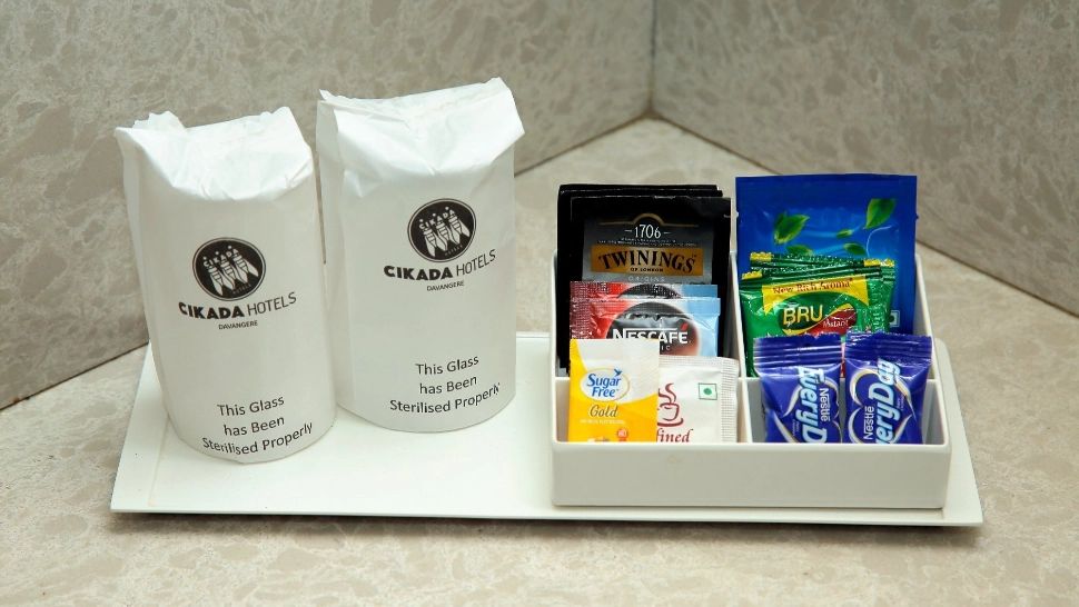 Directiva UE care îi va determina pe turiști să vină cu zahărul și cafeaua de acasă. Săpunul și șamponul, pe lista micilor cadouri interzise în unitățile de cazare