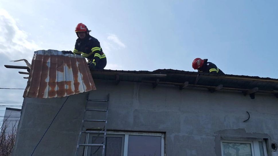 Bilanțul pompierilor militari în urma furtunilor care au provocat ravagii în toată țara. FOTO - intervenții în 12 județe 