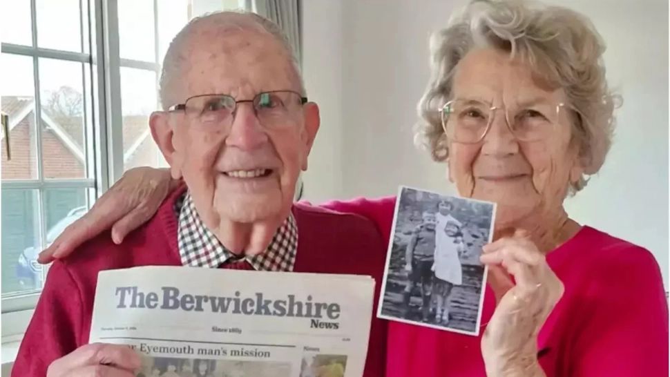 O iubire regăsită după opt decenii: povestea emoționantă a doi foști colegi de școală