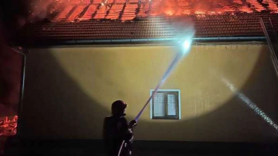 Incendiu violent la un centru social pentru persoane cu dizabilități, din jud. Alba