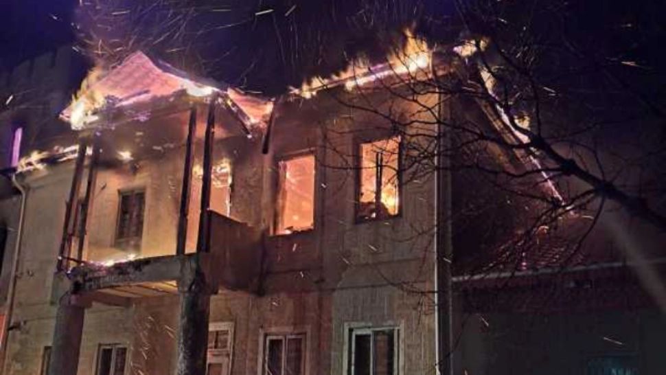 O clădire iconică a patrimoniului cultural românesc, ctitorită pe vremea lui Alexandru Ioan Cuza, a fost mistuită de flăcări 