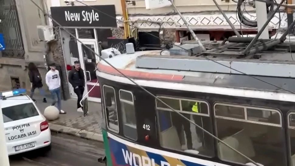 Clipe de coșmar într-un tramvai din Iași. Un individ aflat sub influența alcoolului amenința călătorii cu un briceag 