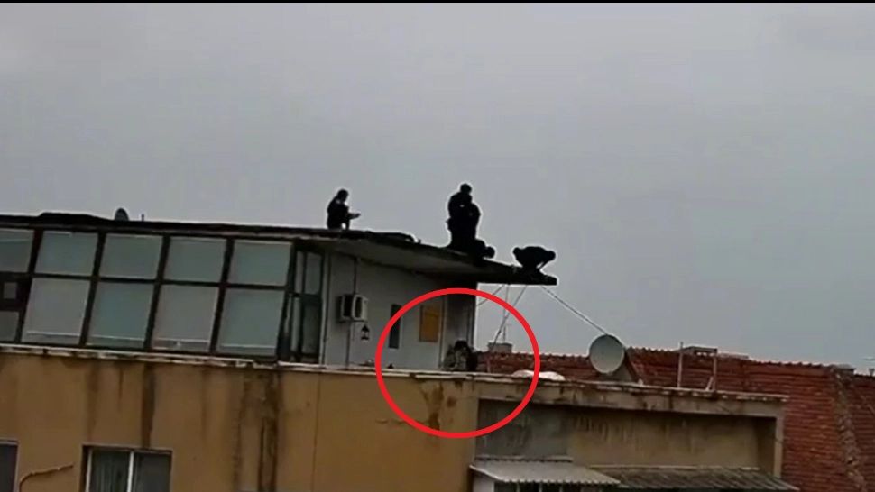 Momenul în care lunetistul zărit pe terasa unui bloc din București este înconjurat de forțele speciale. S-a intervenit ca la un act terorist - VIDEO