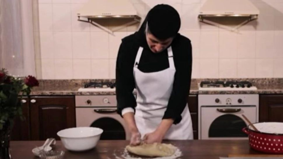 Plăcinta de mere, de post, a maicii Siluana. O rețetă mănăstirească simplă și aromată - VIDEO