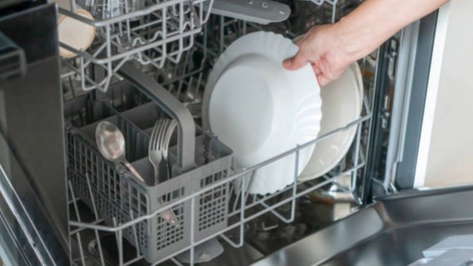 Compartimentul secret din mașina de spălat vase de care puține gospodine știu. Te scapă de o mare bătaie de cap 