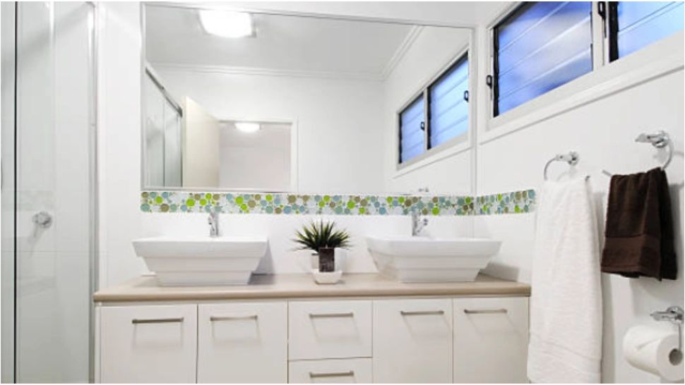 Trucul simplu care previne aburirea oglinzii din baie. Nu ai nevoie decât de două produse banale 