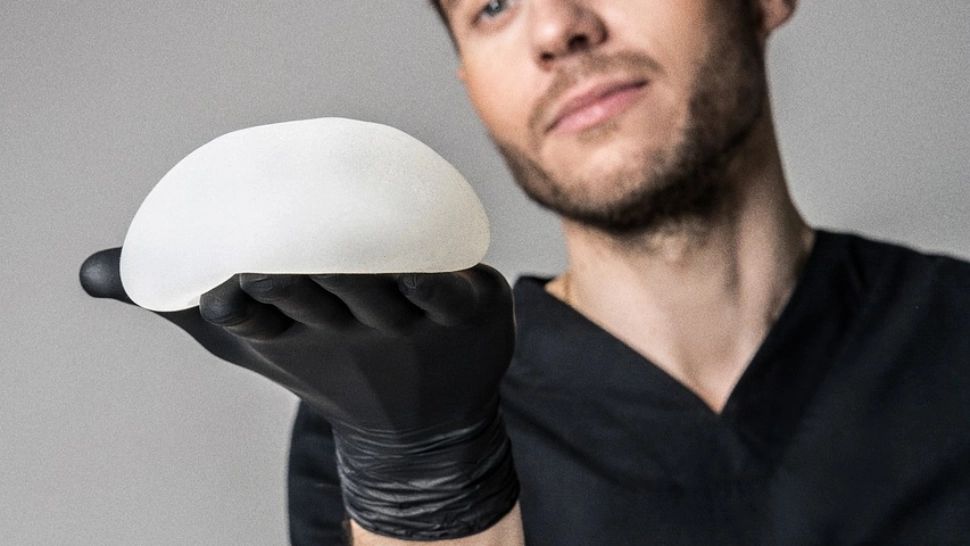 Femeie afectată grav după implanturi mamare contaminate cu ADN animal. Pacienta s-a ales cu un handicap sever