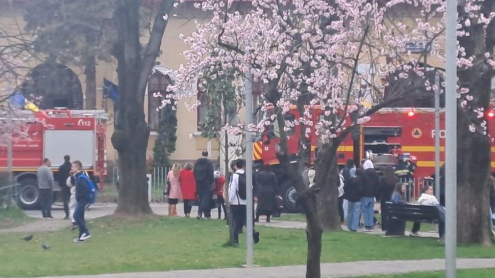 Panică într-o școală din Târgu Jiu. 150 de persoane s-au autoevacuat după ce un incendiu a cuprins acoperișul 