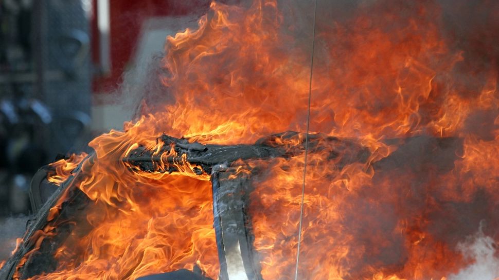 Maşină în flăcări pe A3, pe sensul dinspre Ploieşti spre Bucureşti: traficul a fost oprit temporar VIDEO