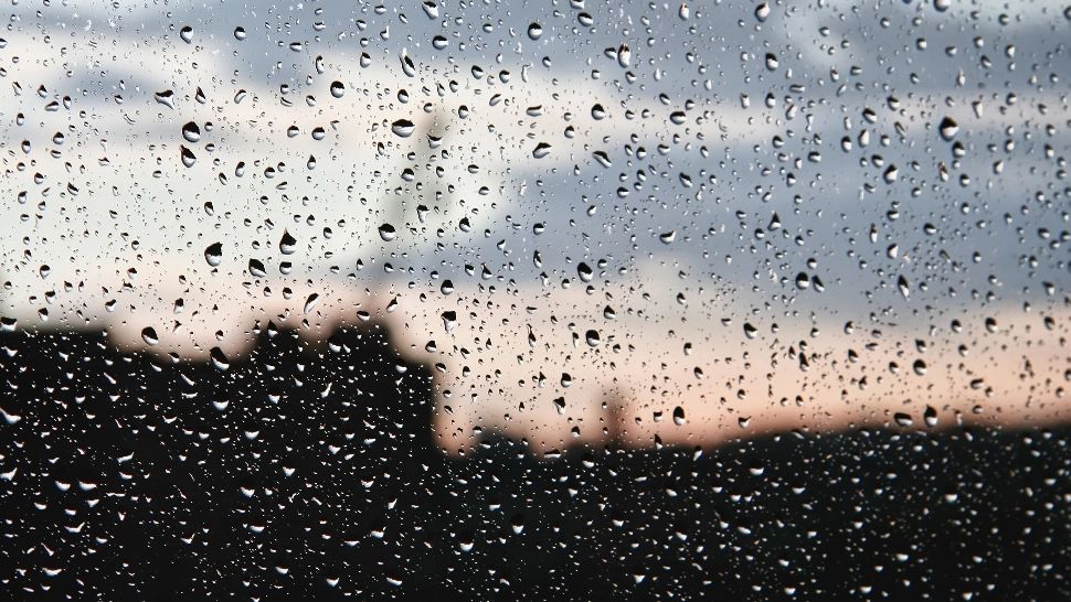 Vreme rece în Capitală, cu ploi și intensificări ale vântului, până sâmbătă. Ce spune prognoza specială a ANM