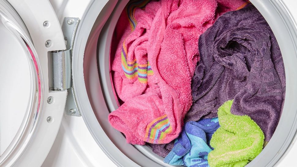 Prosoapele miros urât după ce le scoți din mașina de spălat? Iată ce trebuie să faci pentru a scăpa de această problemă