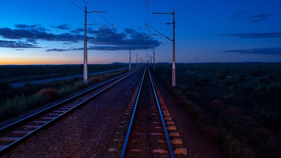 Circulaţia feroviară în staţia Fundulea se desfăşoară cu dificultate, duminică seara. 3 trenuri de călători, afectate