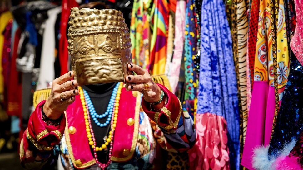 Olandezii cumpără replici ale coifului dacic și le poartă la carnaval. „Se vând ca pâinea caldă”