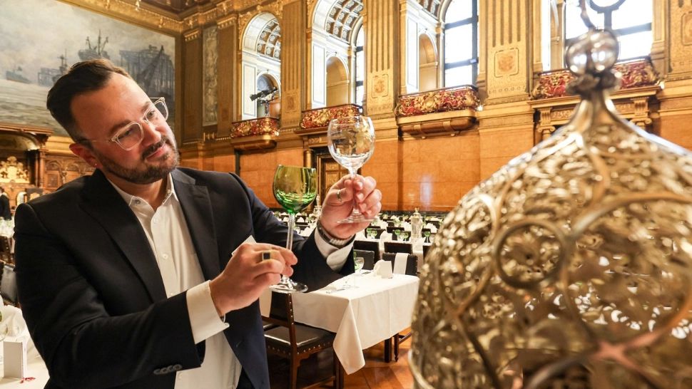 Cât reprezintă un pahar de vin? De ce clienții au impresia că sunt păcăliți când li se toarnă 