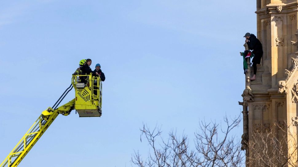 Bărbat, arestat după ce a escaladat celebrul turn Big Ben din Londra. 16 ore au durat negocierile- FOTO