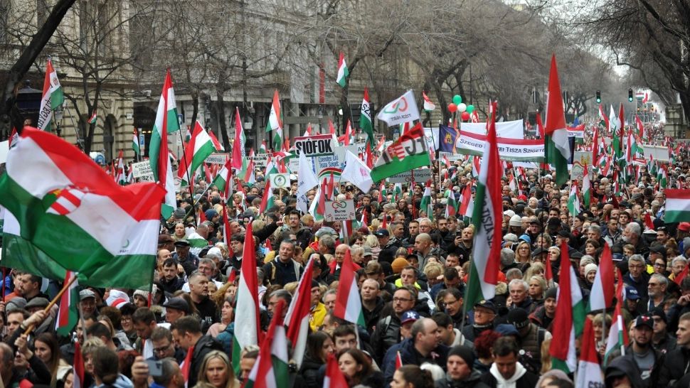 Viktor Orban, contestat la el acasă. Zeci de mii de persoane, furioase pe premierul care și-a numit adversarii 'gândaci' ce trebuie 'curățați' din viața publică