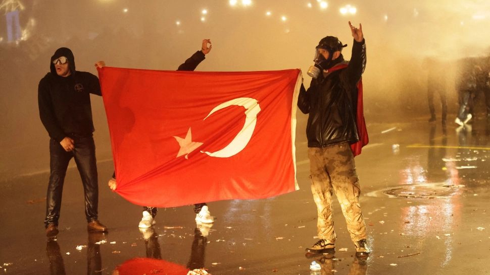 Ciocniri violente între protestatari și polițiști, în Turcia: forțele de ordine au tras cu gloanțe de cauciuc și au folosit tunuri de apă