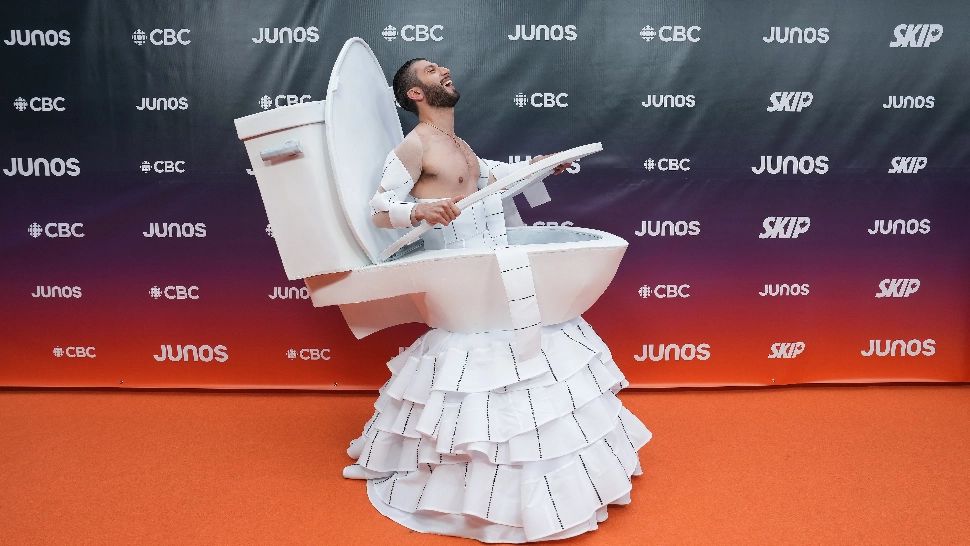 Apariție șocantă la premiile muzicale ale Canadei. Un artist a venit îmbrăcat în vas de toaletă - FOTO