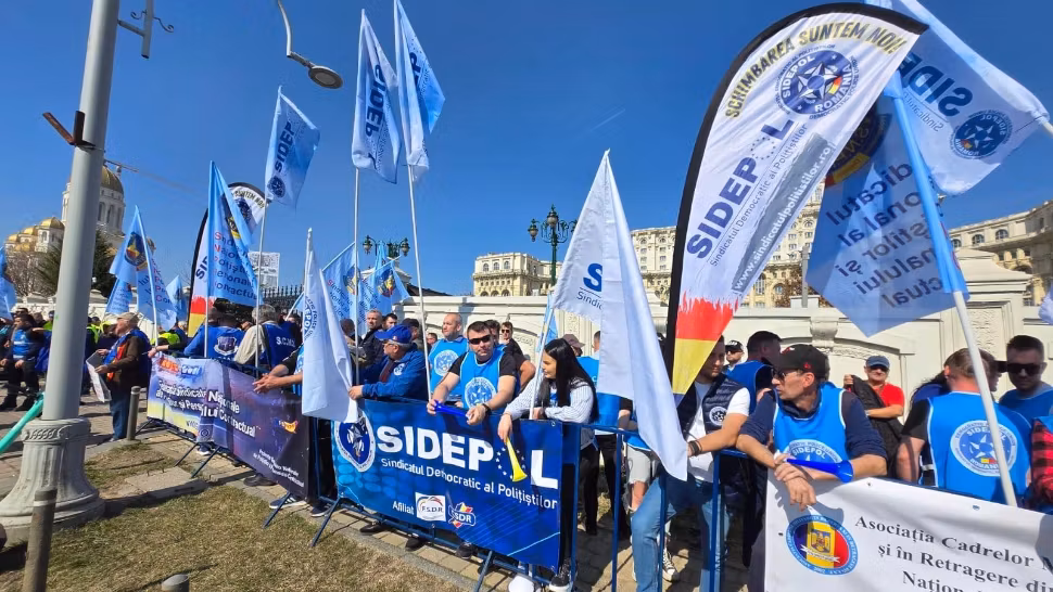 Sute de sindicaliști protestează la CCR cu privire la pensiile militarilor: ”Pensiile militare, care datează de pe vremea domnitorului Cuza, nu sunt pensii speciale!”