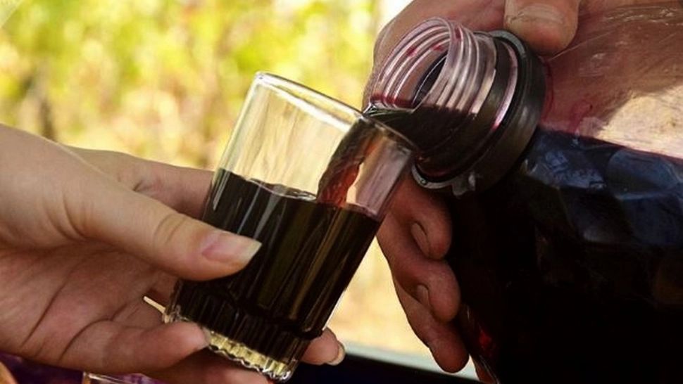 Crimă șocantă în județul Covasna. Un bărbat a fost ucis de propriul fiu pentru că i-a cerut un pahar de vin 