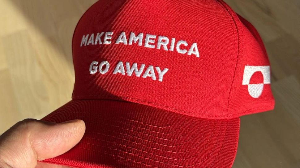 Groenlanda a făcut Șapca Anti-SUA, cu care să îi întâmpine pe oficialii americani care vin în vizită