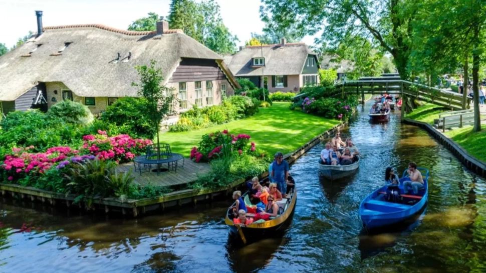 Satul fără străzi, mașini și poluare. Toată lumea circulă doar pe apă 