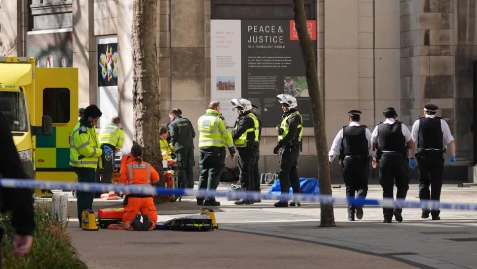 Scene de groază în centrul Londrei. O dubă a intrat într-un grup de pietoni, o femeie a MURIT - VIDEO