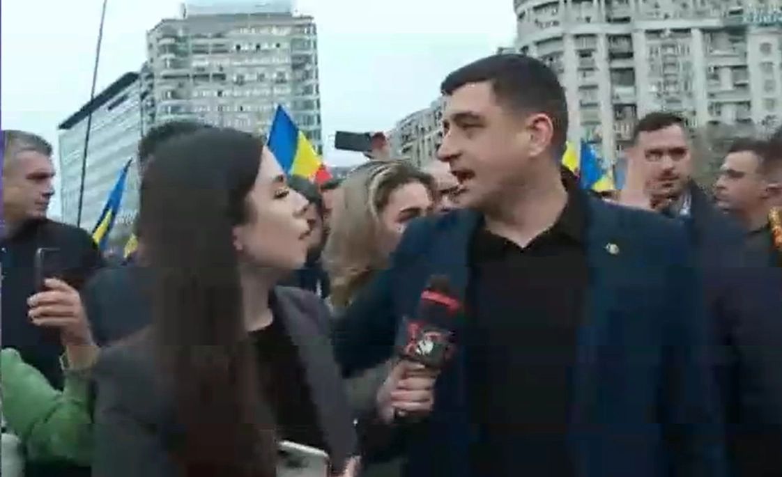 George Simion a ajuns în mijlocul manifestanților din Piața Victoriei: „Vedeți aici o piață plină de boți și tiriboți”