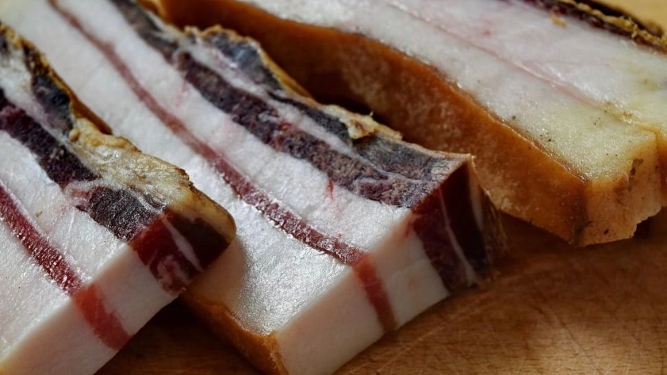 Condamnat la închisoare după ce a furat carne și slănină dintr-o afumătoare