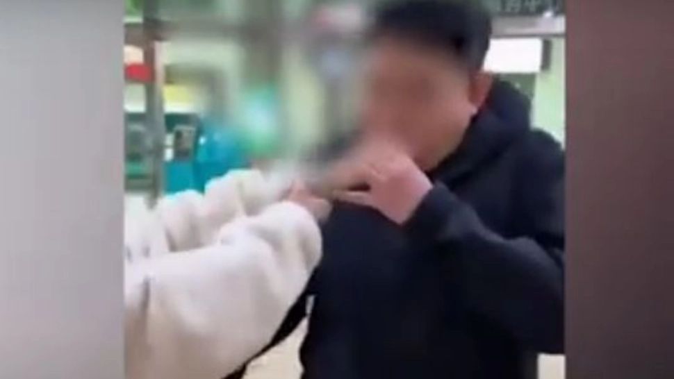 Incident neobișnuit: un bărbat a ajuns la urgență cu mâna iubitei sale blocată în gură - VIDEO