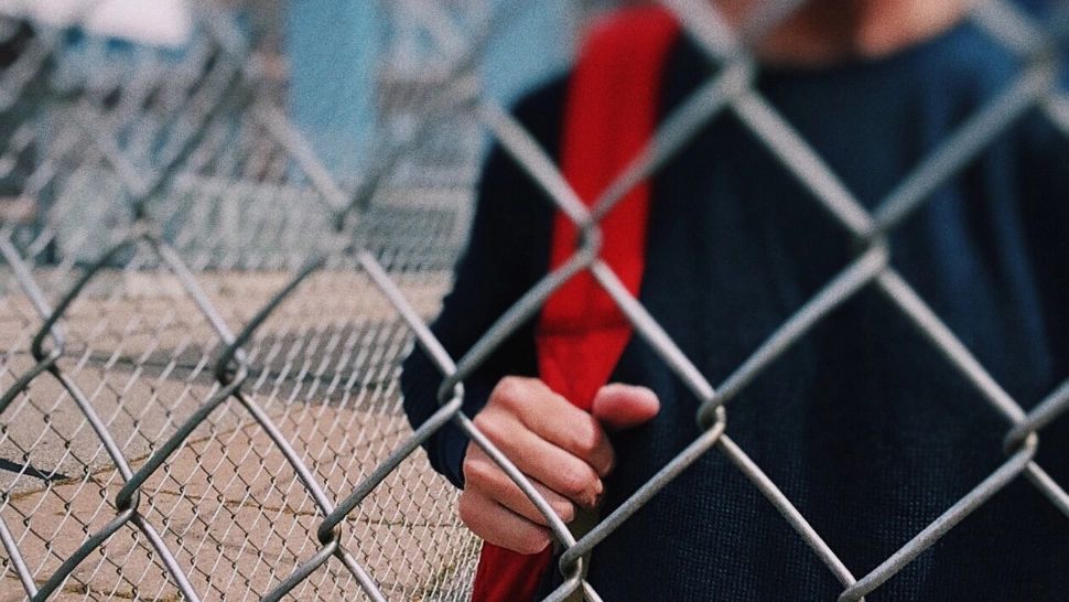 Elev găsit inconștient în toaletă, cu o sticlă lângă el. Caz revoltător într-o școală din România