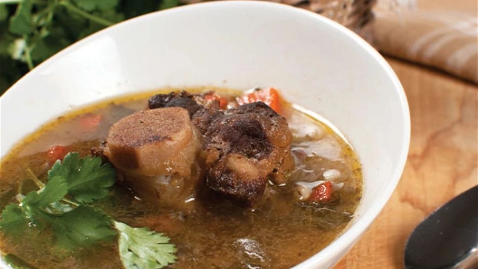 Supa anti-îmbătrânire pe care o consumă o doctoriță. Bogată în colagen, îi va da pielii nutrienții de care are nevoie