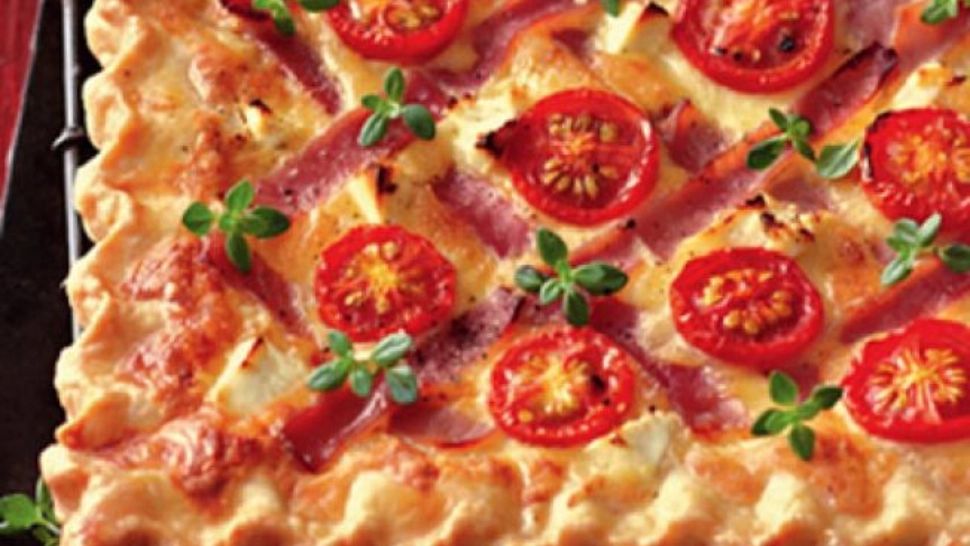 Tartă cu bacon, roșii cherry și mozzarella, rețeta care i-a cucerit pe toți. Ingredientul secret pentru un gust desăvârșit