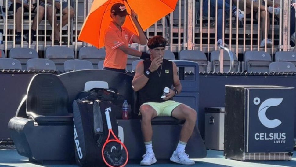 Un tenismen și-a aprins o țigară pe teren, după ce i-a cerut un foc arbitrului de scaun