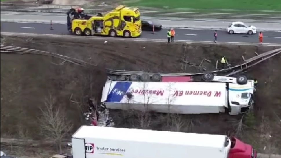 TIR răsturnat pe centura ocolitoare a Braşovului. Autoritățile au intervenit de urgență