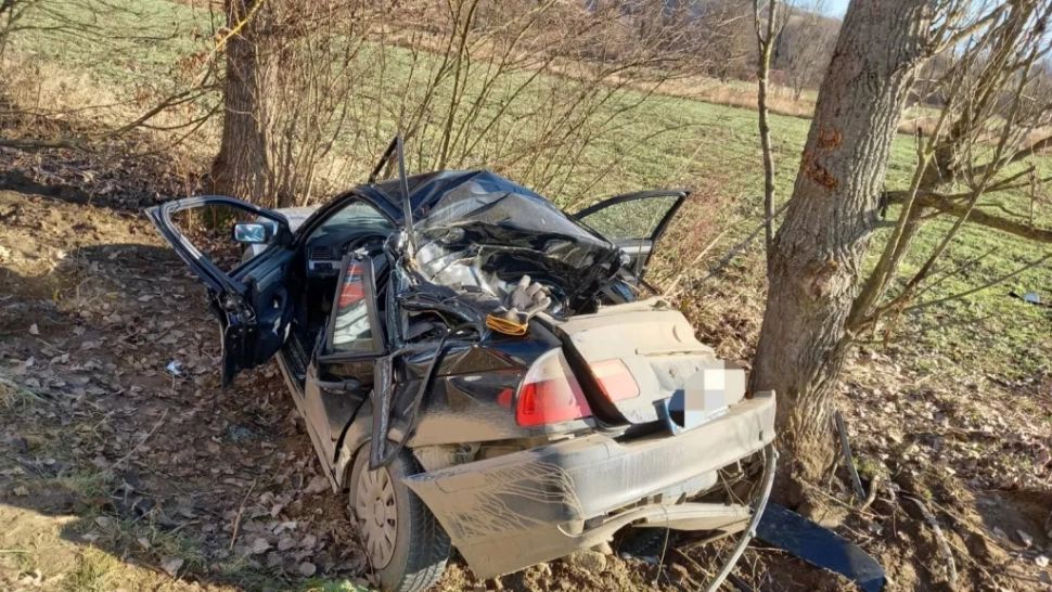 Accident devastator în Sibiu: un BMW s-a rupt în două după ce a intrat cu 200 de km/h în copac