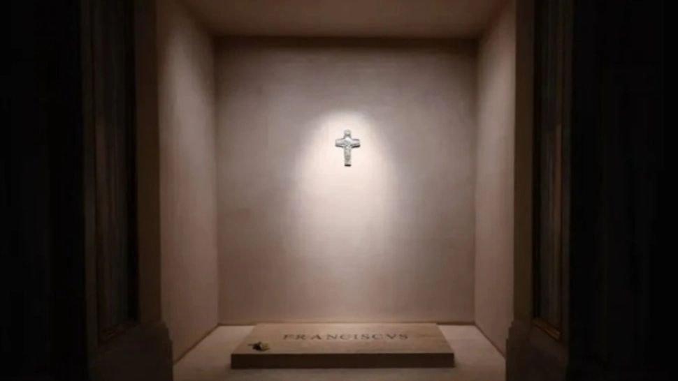 Imagini ale mormântului Papei Francisc, făcute publice de Vatican. Inscripția de pe piatra de mormânt